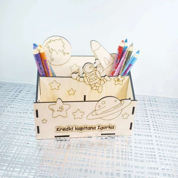Drewniane pudełko na kredki z dedykacją "Kosmos" - 15,5cm