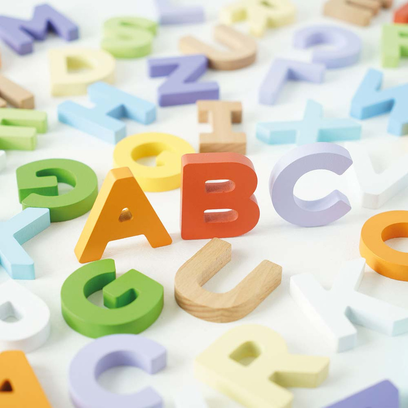 Drewniane literki, zabawka układanka edukacyjna nauka dla dzieci Le Toy Van