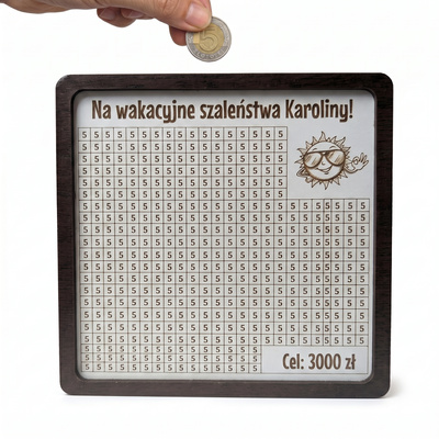 Skarbonka prezentowa 15x15 cm — personalizowana wykreślanka z celem i grafiką