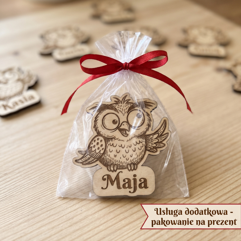 Magnes drewniany personalizowany z Twoim imieniem „Sówka” — 8 cm