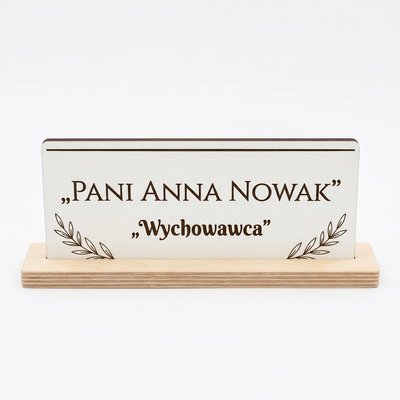 Personalizowana tabliczka na biurko dla nauczyciela z imieniem – HDF biały