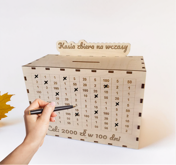 Skarbonka drewniana do oszczędzania pieniędzy / wykreślana. Personalizowana.