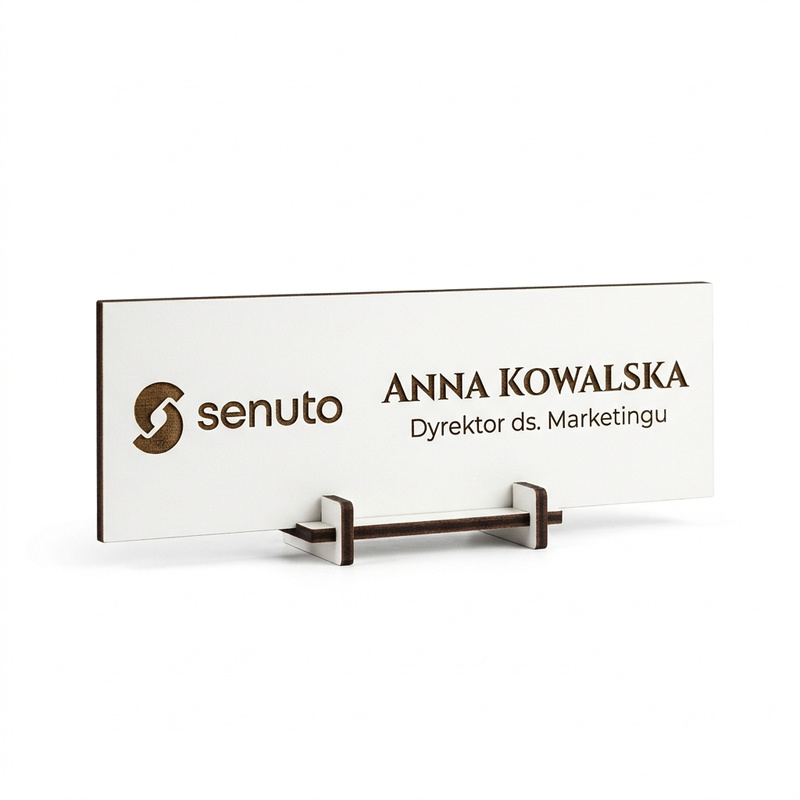 Biała tabliczka na biurko z Twoim nazwiskiem i logo firmy – personalizowany identyfikator HDF