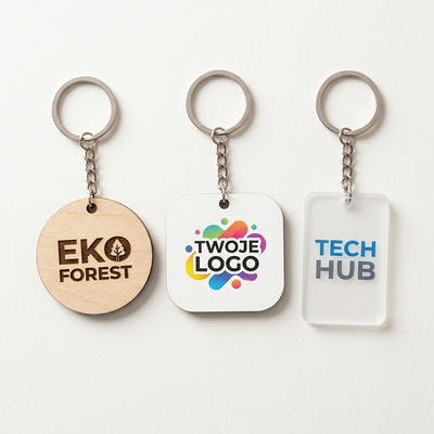 Personalizowany brelok firmowy z Twoim logo – biały HDF z nadrukiem UV