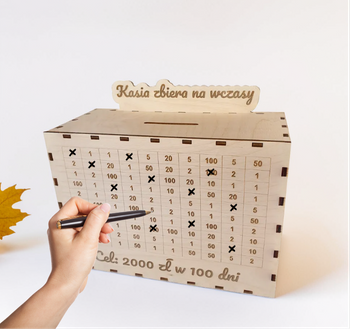Skarbonka drewniana do oszczędzania pieniędzy / wykreślana. Personalizowana.