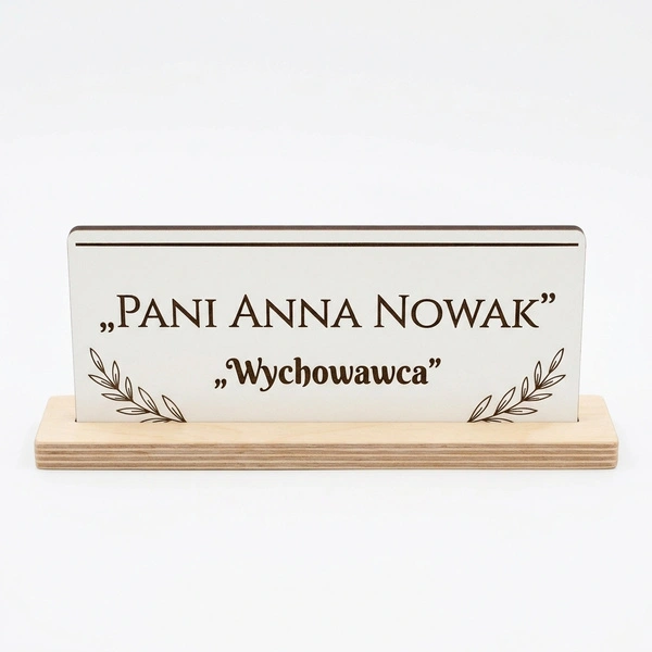 Personalizowana tabliczka na biurko dla nauczyciela z imieniem – HDF biały